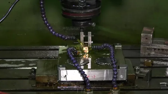 Stampaggio ad iniezione di materie plastiche per paraurti auto